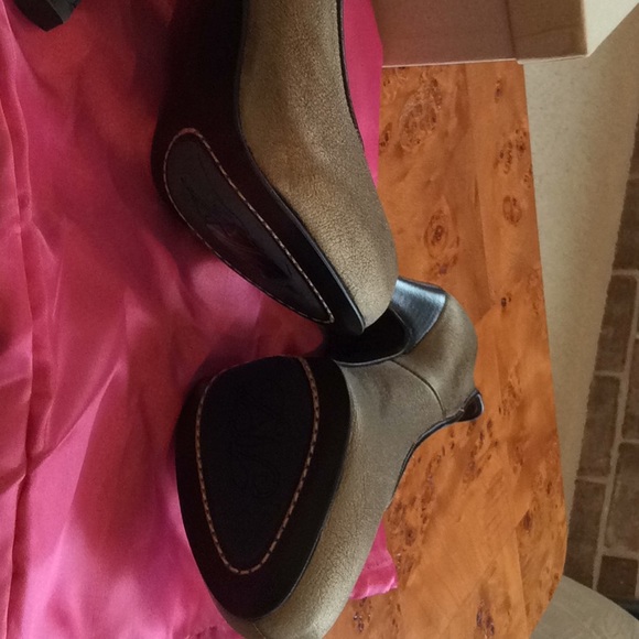 Nanette Lepore “Provocativ” bronze pumps - Picture 6 of 13